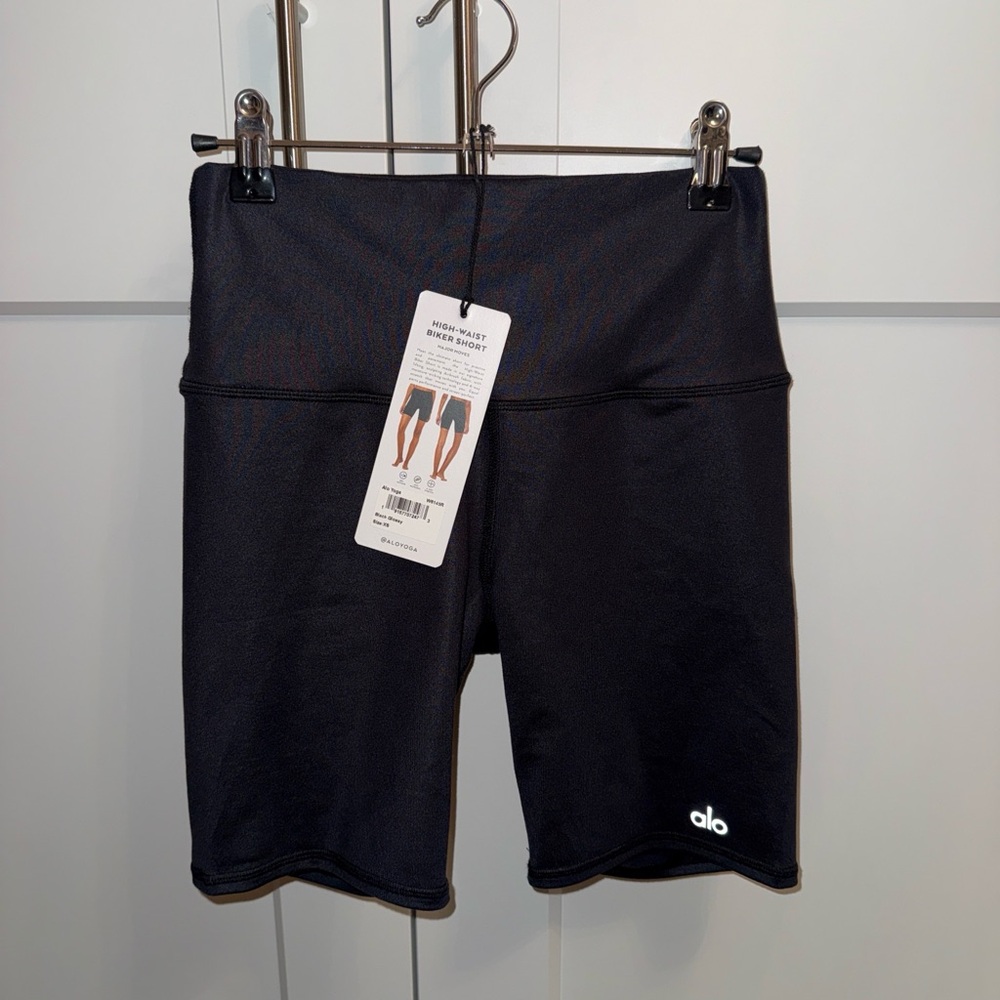 ALO Yoga High-Waist Biker Short in Black Glossy